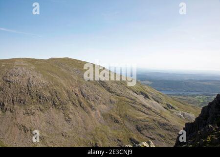 Der Gipfel des alten Mannes von Coniston aus der Sicht Der Gipfel des Dow Crag Coniston Lake District Cumbria England Stockfoto