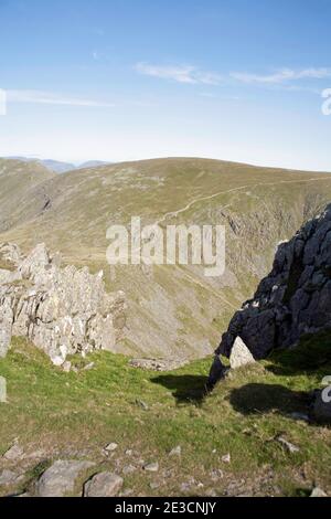 Der Weg zum Gipfel des Alten Mannes von Coniston von Dow Crag über Goat's Hawse und Goat's Water Coniston Lake District Cumbria England Stockfoto