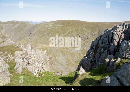 Der Weg zum Gipfel des Alten Mannes von Coniston von Dow Crag über Goat's Hawse und Goat's Water Coniston Lake District Cumbria England Stockfoto