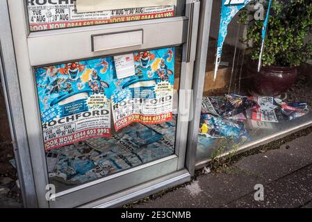 Alte Werbeplakate für Veranstaltungen, die von COVID 19, Coronavirus, im Laden abgesagt wurden, wegen Pandemie geschlossen. Poster stapelten sich auf dem Boden innerhalb des Gebäudes Stockfoto