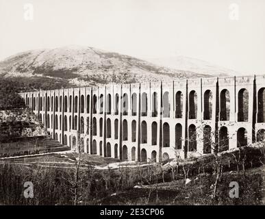 Vintage 19. Jahrhundert Foto: Das Aquädukt von Vanvitelli oder Caroline Aquädukt ist ein Aquädukt gebaut, um die Reggia di Caserta und die San Leucio Komplex zu versorgen, durch Wasser am Fuße des Taburno, aus den Quellen des Fizzo, im Gebiet von Bucciano, Die er entlang einer kurvenreichen 38 km langen Strecke führt, Italien. Stockfoto