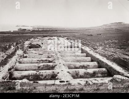 Vintage 19. Jahrhundert Foto: Die Zisternen von La Malga oder Zisternen von La Mâalga sind eine Gruppe von Zisternen, die zu den sichtbarsten Merkmalen der archäologischen Stätte von Karthago in der Nähe von Tunis, Tunesien gehören. Sie sind einige der am besten erhaltenen römischen Zisternen. Stockfoto