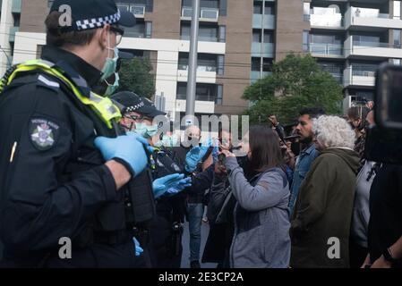 Melbourne, Victoria. 16. Januar 2021. Befreit die Refugees Block Party. Ein wütender Protestler, der die Polizei konfrontiert. Jay Kogler/Alamy Live News Stockfoto