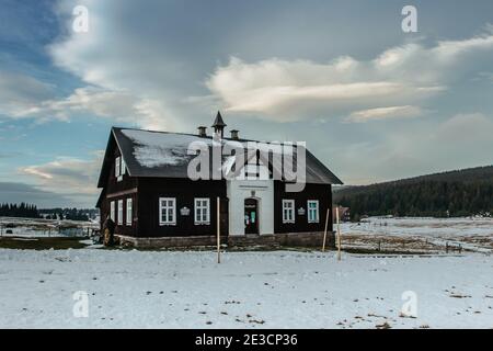 Jizerka, Tschechische Republik - 5. Dezember 2020. Altes Holzhaus als Museum in der Siedlung Jizerka, Isergebirge. Ländliche Leben in den Bergen.C Stockfoto