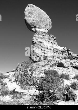 Der berühmte Balancing Rock des Archers National Park in Black and White, Utah, USA Stockfoto