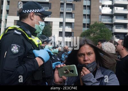 Melbourne, Victoria. 16. Januar 2021. Befreit die Refugees Block Party. Ein wütender Protestler, der die Polizei konfrontiert. Jay Kogler/Alamy Live News Stockfoto