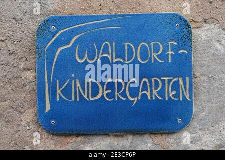 15. Januar 2021, Bayern, Dinkelsbühl: Ein Schild mit der Aufschrift "Waldorfkindergarten". Foto: Peter Endig/dpa-Zentralbild/ZB Stockfoto