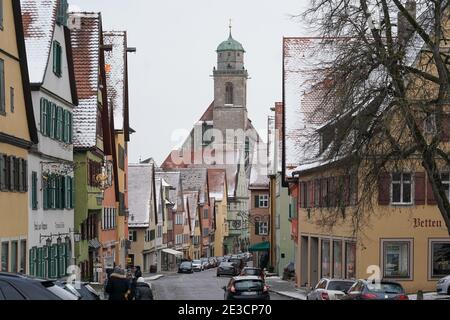 15. Januar 2021, Bayern, Dinkelsbühl: Panoramablick auf die katholische Pfarrkirche Münster St. Georg durch die Segringer Straße in der Altstadt von Dinkelsbühl. Foto: Peter Endig/dpa-Zentralbild/ZB Stockfoto