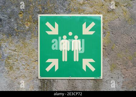 15. Januar 2021, Bayern, Dinkelsbühl: Das Montagepunktschild (E007) ist an einer Hauswand befestigt. Foto: Peter Endig/dpa-Zentralbild/ZB Stockfoto