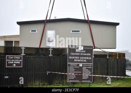 Bantry, West Cork, Irland. Januar 2021. Temporäre Büros außerhalb des Bantry General Hospital platziert, um soziale Distanzierung zu verbessern. Kredit: Karlis Dzjamko/Alamy Live Nachrichten Stockfoto