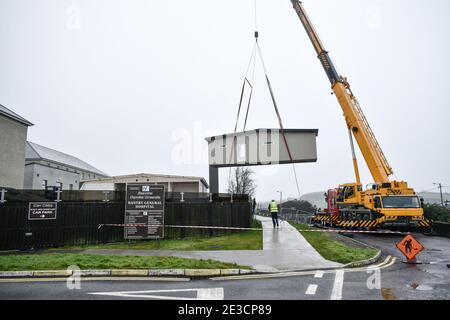 Bantry, West Cork, Irland. Januar 2021. Temporäre Büros außerhalb des Bantry General Hospital platziert, um soziale Distanzierung zu verbessern. Kredit: Karlis Dzjamko/Alamy Live Nachrichten Stockfoto