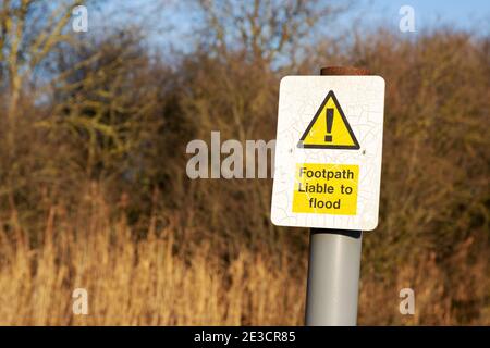 Wanderweg mit Überschwemmungsschutz, Burwell Fen, Burwell, Cambridgeshire Fens, East Anglia Großbritannien Stockfoto