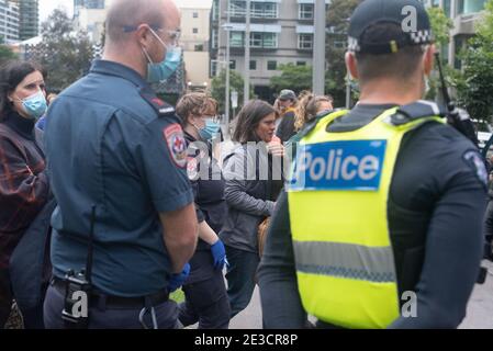 Melbourne, Victoria. 16. Januar 2021. Befreit die Refugees Block Party. Ein verletzte Protestler wird zu einem Krankenwagen eskortiert. Jay Kogler/Alamy Live News Stockfoto