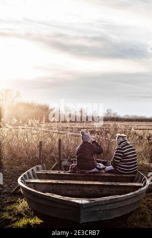 Kaffeepause Großbritannien; zwei Personen sitzen draußen mit einer Pause und einem Kaffee, während Sie in den Fens, Beispiel des englischen Lebensstils, Cambridgeshire UK Stockfoto