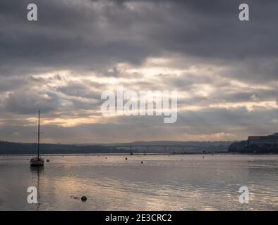 Die Flussmündung des Torridge in Richtung Bideford in North Devon, England an einem winterlichen grauen Tag. Stockfoto