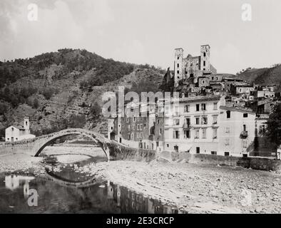 Vintage 19. Jahrhundert Foto: Riviera di Ponente. Italienische Riviera, Castello Doria, Dolceacqua Stockfoto