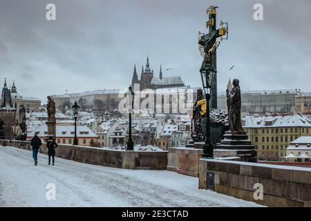 Postkarte Ansicht der Prager Burg von der Karlsbrücke, Tschechische republik.berühmte touristische Destination.Prag Winterpanorama.Snowy Tag in der Stadt.Amazing Stockfoto