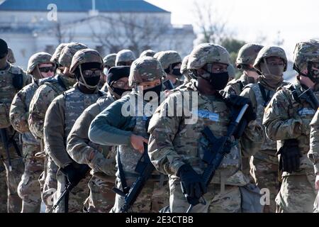 Mitglieder der US-Nationalgarde treffen ein, während das US-Kapitol an der East Front des US-Kapitols während der Generalprobe vor der Amtseinführung des designierten US-Präsidenten Joe Biden im US-Kapitol in Washington, DC, am Montag, den 18. Januar, eintrifft. 2021. Die Einweihung ist für Mittwoch, den 20. Januar 2021 geplant.Quelle: Rod Lampey/Pool via CNP weltweit Stockfoto