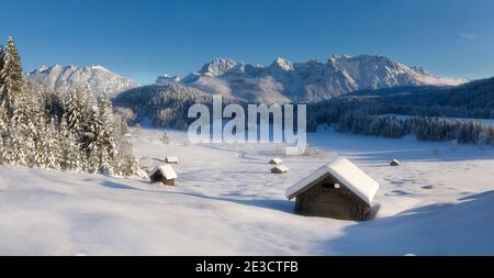 Schöne Panorama Winterlandschaft in den Bergen Stockfoto