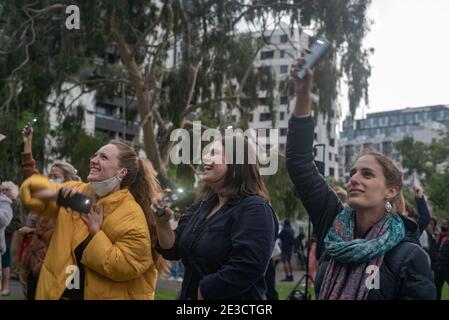 Melbourne, Victoria. 16. Januar 2021. Befreit die Refugees Block Party. Demonstranten mit Taschenlampen winken auf die Flüchtlinge. Jay Kogler/Alamy Live News Stockfoto