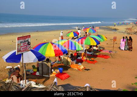 Hindu-Ritual, Sünden wegwaschen, Pilgerfahrt, Varkala Beach, Varkala, Kerala, Indien Stockfoto