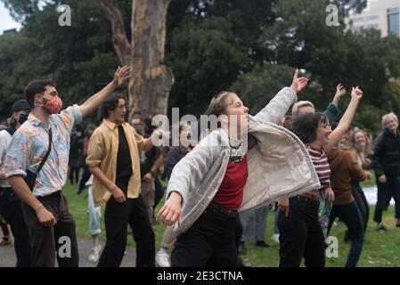 Melbourne, Victoria. 16. Januar 2021. Befreit die Refugees Block Party. Demonstranten mit guter Stimmung tanzen synchron. Jay Kogler/Alamy Live News Stockfoto