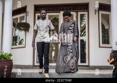 Kampala, Zentralregion, Uganda. Januar 2021. Bobi Wine, der Musiker und Präsidentschaftskandidat mit dem richtigen Namen Robert Kyagulanyi, und seine Frau Barbara Itungo sind vor ihrer Wahl in Magere, am Stadtrand von Kampala, zu sehen.die Wahlen in Uganda am 14. Januar 2021 waren die angespanntesten seit Jahrzehnten. Kredit: Sally Hayden/SOPA Images/ZUMA Wire/Alamy Live Nachrichten Stockfoto