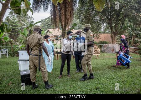 Kampala, Zentralregion, Uganda. Januar 2021. Ein Soldat trägt eine Wahlbox, als die Wahlen in Magere, am Rande der Hauptstadt Kampala, eröffnet werden.Ugandas Wahlen am 14. Januar 2021 waren die angespanntesten seit Jahrzehnten. Kredit: Sally Hayden/SOPA Images/ZUMA Wire/Alamy Live Nachrichten Stockfoto