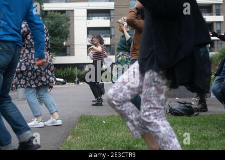 Melbourne, Victoria. 16. Januar 2021. Befreit die Refugees Block Party. Demonstranten mit guter Stimmung tanzen synchron. Jay Kogler/Alamy Live News Stockfoto