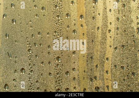 Abstrakte Hintergrund Ornament mit goldenen Wassertropfen.Raindrops sind golden in Farbe.glitzernde glänzende Wasseroberfläche auf dem Glas.Wassertropfen in die Formular Stockfoto