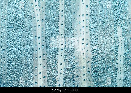 Abstrakte Hintergrund Ornament mit blauen Wassertropfen.Regentropfen sind blau in Farbe.glitzernde glänzende Wasseroberfläche auf dem Glas.Wassertropfen in die Form von b Stockfoto