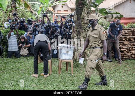 Kampala, Zentralregion, Uganda. Januar 2021. Bobi Wine, der Musiker und Präsidentschaftskandidat, dessen richtiger Name Robert Kyagulanyi ist, stimmt während der Wahlen in Magere, am Stadtrand von Kampala.die Wahlen in Uganda am 14. Januar 2021 waren die angespanntesten seit Jahrzehnten. Kredit: Sally Hayden/SOPA Images/ZUMA Wire/Alamy Live Nachrichten Stockfoto