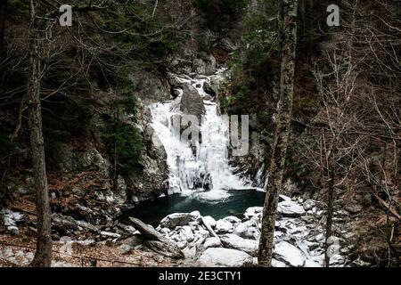 Kalte Winterlandschaft an den Bash Bish Falls, Grenze zu New York und Massachusetts Stockfoto