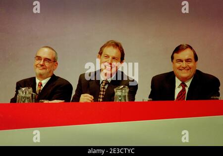 Labour Party Conference Brighton England Großbritannien Oktober 1997 die erste Labour Party Konferenz mit Tony Blair als Premierminister. Tony Blair als Premierminister und John Prescott sein stellvertretender Labour-Führer und links Tom Sawyer Generalsekretär der Labour Party Stockfoto