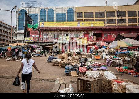 Kampala, Zentralregion, Uganda. Januar 2021. Der Nakasero-Markt in Kampala, der Schauplatz von Protesten im November, bei denen mindestens 54 Menschen getötet wurden, ist am Tag der Präsidentschaftswahlen ruhig.die Wahlen in Uganda, am 14. Januar 2021, waren die angespanntesten seit Jahrzehnten. Kredit: Sally Hayden/SOPA Images/ZUMA Wire/Alamy Live Nachrichten Stockfoto