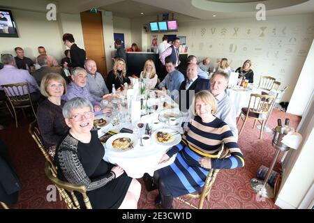 Neujahrsrennen-Meeting auf der Rennbahn Ayr am 2. Januar 2018. Rennfahrer genießen Gastfreundschaft Stockfoto