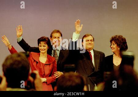 Labour Party Conference Brighton England Großbritannien Oktober 1997 die erste Labour Party Konferenz mit Tony Blair als Premierminister. Tony Blair als Premierminister und John Prescott sein stellvertretender Labour-Führer mit ihren jeweiligen Ehefrauen Cherie Blair auf der linken Seite und Pauline Prescott auf der rechten Seite Stockfoto