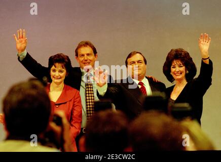 Labour Party Conference Brighton England Großbritannien Oktober 1997 die erste Labour Party Konferenz mit Tony Blair als Premierminister. Tony Blair als Premierminister und John Prescott sein stellvertretender Labour-Führer mit ihren jeweiligen Ehefrauen Cherie Blair auf der linken Seite und Pauline Prescott auf der rechten Seite Stockfoto