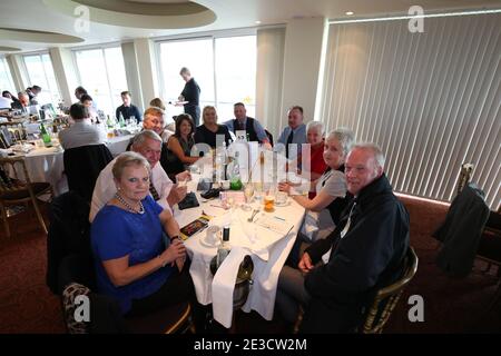 Neujahrsrennen-Meeting auf der Rennbahn Ayr am 2. Januar 2018. Rennfahrer genießen Gastfreundschaft Stockfoto