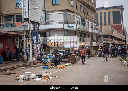 Kampala, Zentralregion, Uganda. Januar 2021. Der Nakasero-Markt in Kampala, der Schauplatz von Protesten im November, bei denen mindestens 54 Menschen getötet wurden, ist am Tag der Präsidentschaftswahlen ruhig.die Wahlen in Uganda, am 14. Januar 2021, waren die angespanntesten seit Jahrzehnten. Kredit: Sally Hayden/SOPA Images/ZUMA Wire/Alamy Live Nachrichten Stockfoto