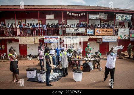 Kampala, Zentralregion, Uganda. Januar 2021. Am Nachmittag der ugandischen Präsidentschaftswahlen treffen sich die Wähler, um zu beobachten, wie die Wahlen in Bugolobi, Kampala, gezählt werden.die Wahlen in Uganda, am 14. Januar 2021, waren die angespanntesten seit Jahrzehnten. Kredit: Sally Hayden/SOPA Images/ZUMA Wire/Alamy Live Nachrichten Stockfoto