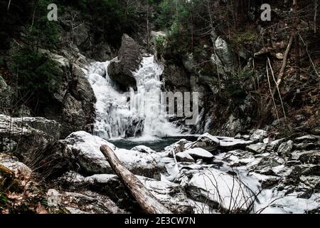 Kalte Winterlandschaft an den Bash Bish Falls, Grenze zu New York und Massachusetts Stockfoto