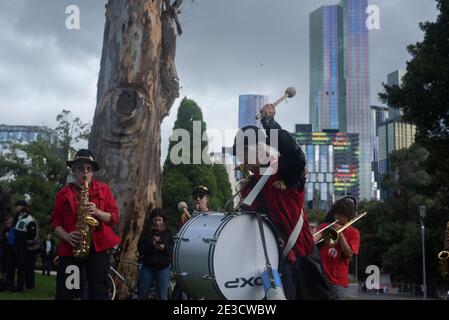 Melbourne, Victoria. 16. Januar 2021. Befreit die Refugees Block Party. Eine marschierende Band von Anhängern tritt auf. Jay Kogler/Alamy Live News Stockfoto