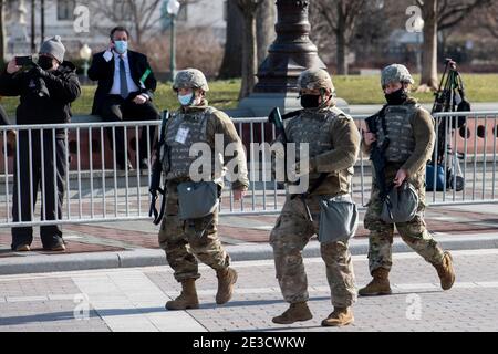 Mitglieder der US-Nationalgarde treffen ein, während das US-Kapitol an der East Front des US-Kapitols während der Generalprobe vor der Amtseinführung des designierten US-Präsidenten Joe Biden im US-Kapitol in Washington, DC, am Montag, den 18. Januar, eintrifft. 2021. Die Einweihung ist für Mittwoch, den 20. Januar 2021 geplant.Quelle: Rod Lampey/Pool via CNP /MediaPunch Stockfoto