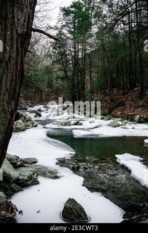 Kalte Winterlandschaft an den Bash Bish Falls, Grenze zu New York und Massachusetts Stockfoto