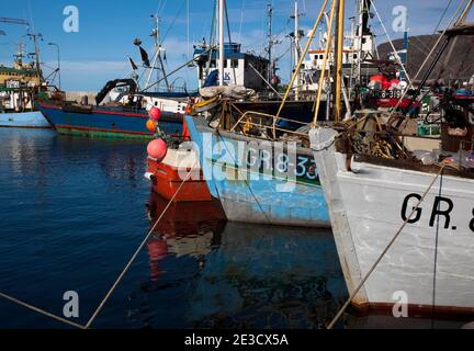 Boote im Fischereihafen in sisimiut, der zweitgrößten Stadt Grönlands. Es ist der nördlichste ganzjährig eisfreie Hafen Grönlands Stockfoto