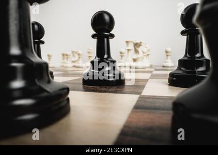 Macro photo of chess pieces on a chess board Stockfoto