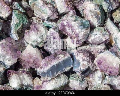 Crystal Stone Makro mineralisch, lila raue Amethyst Quarzkristalle Stockfoto