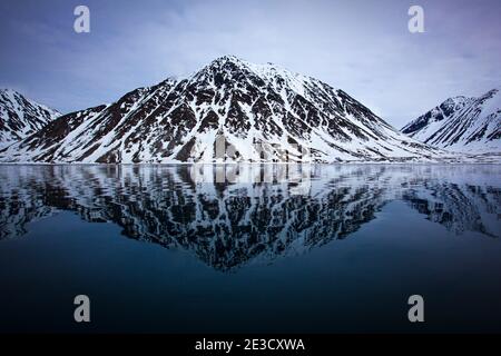 Berg spiegelt sich in Magdalenefjorden und 8 km lang, 5 km breit Fjord an der Westküste von Spitzbergen in der Arktis archipelego von Svalbard. Große cr Stockfoto