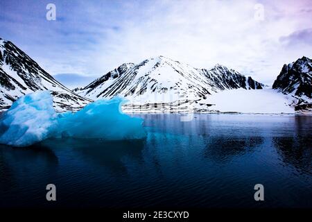 Eisberg in Magdalenefjorden und 8 km lang, 5 km breit Fjord an der Westküste von Spitzbergen in der Arktis archipelego von Svalbard. Die großen Kreuzfahrtschiffe Stockfoto